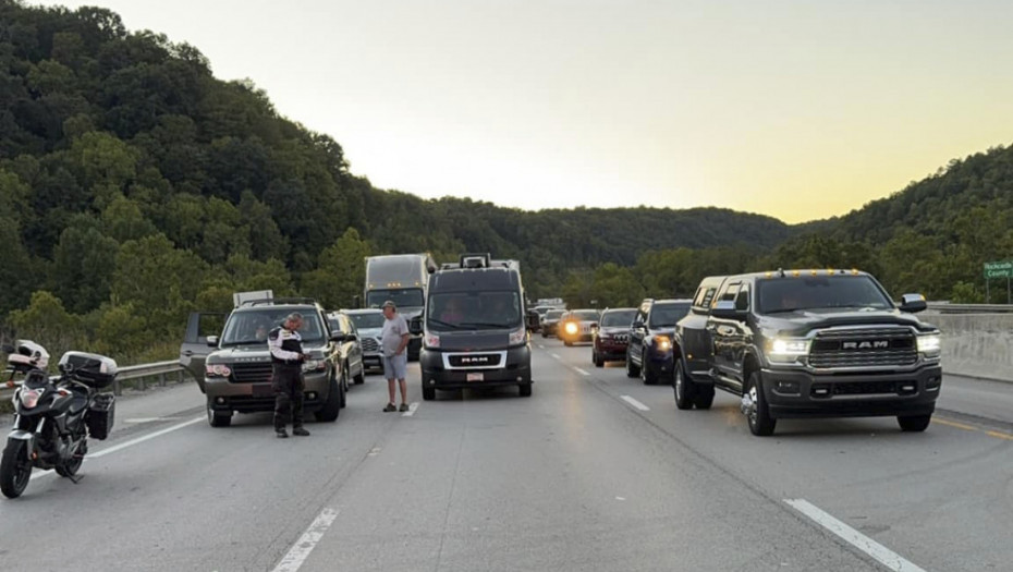 Pucnjava i saobraćajni udes na autoputu u Kentakiju: Sedam povređenih, policija traga za naoružanim muškarcem