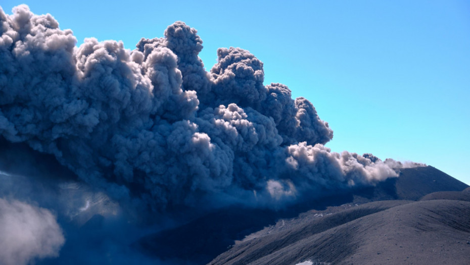 Eruptirao vulkan Ebeko, stub pepela visok 2,5 kilometara