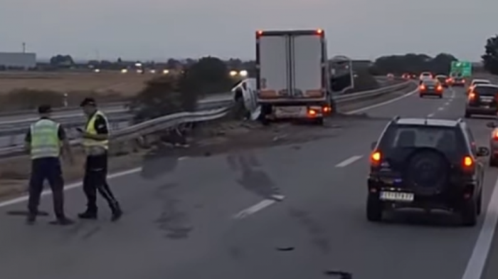 Teška saobraćajna nesreća kod Novih Banovaca: Sudarili se kamion i automobil, jedna osoba povređena (VIDEO)