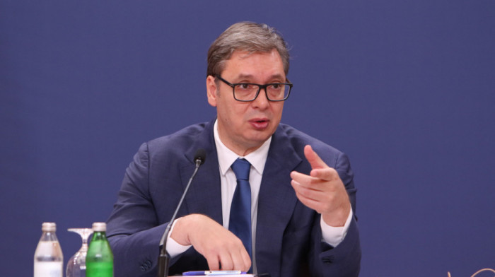 Vučić o napadima Đilasa:  Trudim se da budem pristojno odeven i uredan, jedino moje bogatstvo su moje troje dece