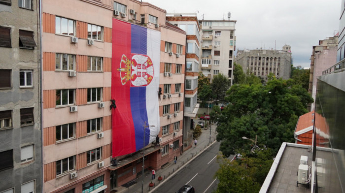 Okačena velika zastava Srbije na zgradi Opštine Palilula povodom "Dana zastave"