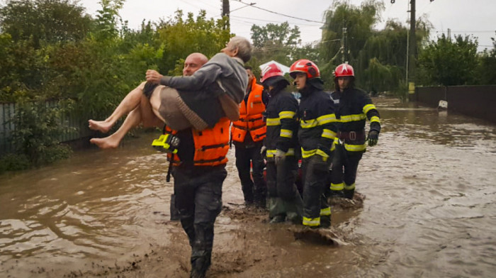 Nevreme pustoši Evropu: Na Alpima sneg zatrpao kuće, u Rumuniji oluja odnela pet života