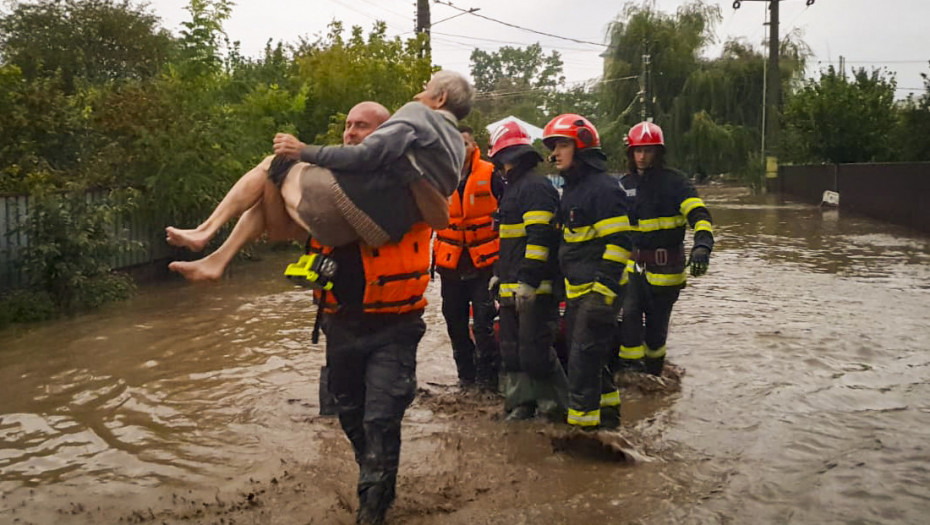 Nevreme pustoši Evropu: Na Alpima sneg zatrpao kuće, u Rumuniji oluja odnela pet života