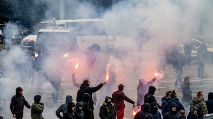 Neredi u Amsterdamu: Navijači Ajaksa demolirali policijsku stanicu, uništavali policijska vozila