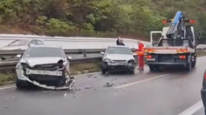 Saobraćajna nesreća na auto-putu kod Bubanj Potoka, mogući zastoji u smeru ka Nišu (VIDEO)