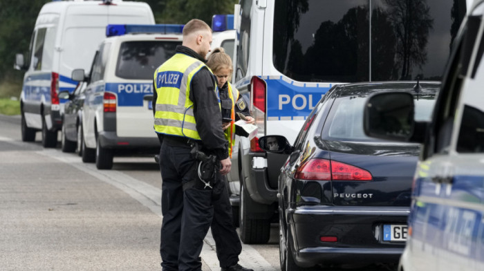 Specijalci opkolili školu u Hagenu: Tinejdžer s oružjem preti učenicima, potera u toku