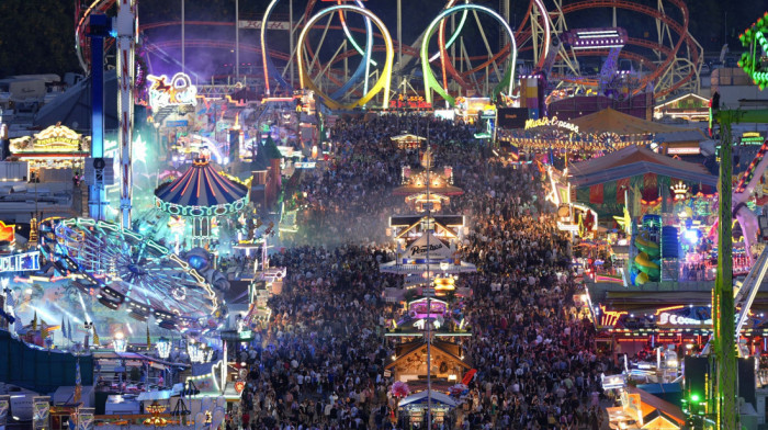 Bavarska u znaku najpoznatijeg svetskog festivala piva: Uz jake bezbednosne mere otvoren Oktoberfest u Minhenu ( FOTO)