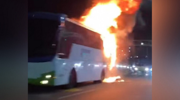 Požar na auto-putu Miloš Veliki kod Surčina: Zapalio se autobus (VIDEO)