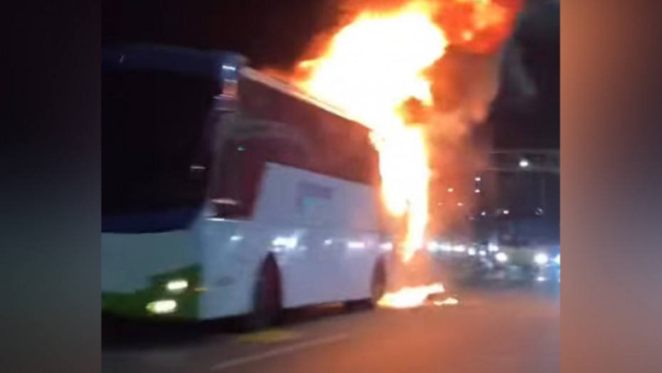 Požar na auto-putu Miloš Veliki kod Surčina: Zapalio se autobus (VIDEO)