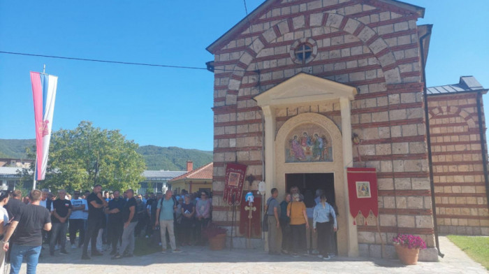 Protest građana zbog skrnavljenja srpskih svetanja u Zubinom Potoku