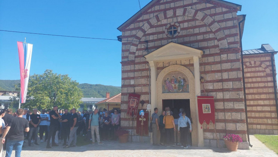 Protest građana zbog skrnavljenja srpskih svetanja u Zubinom Potoku