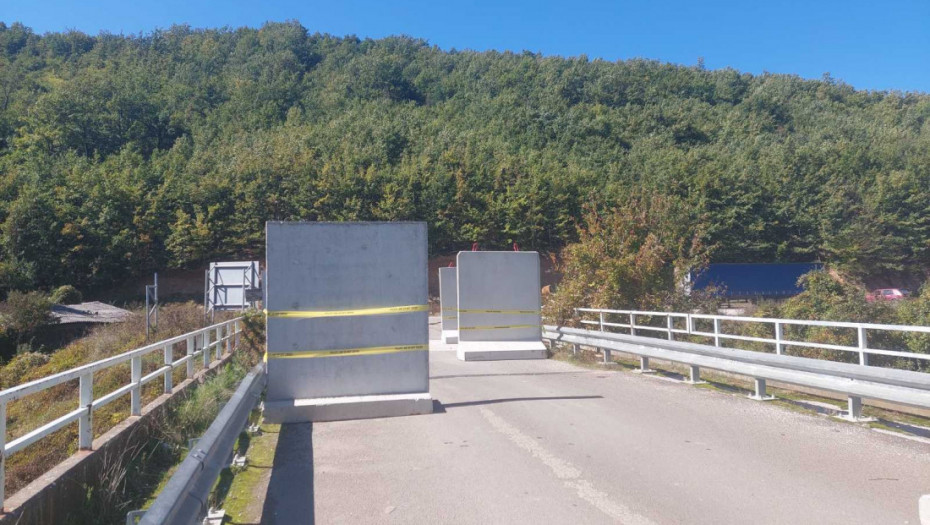 Kosovska policija postavila betonske barijere u ataru sela Brnjak