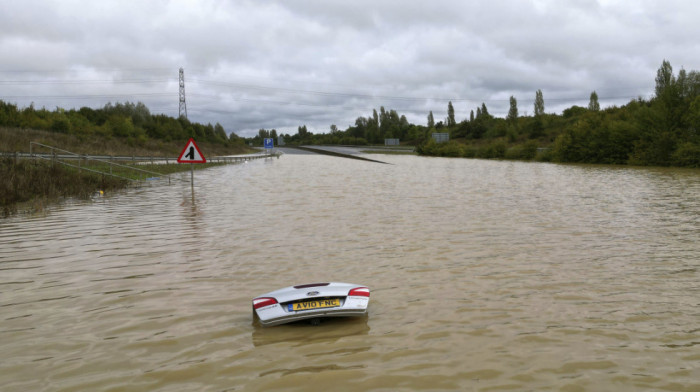 Vanredno u Britaniji: Meteorolozi izdali više od 180 upozorenja na obilne padavine, vozači zaglavljeni na auto-putu