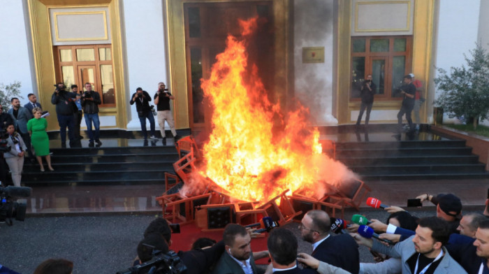 Albanska opozicija zapalila stolice ispred parlamenta, protestuje zbog izricanja zatvorske kazne kolegi