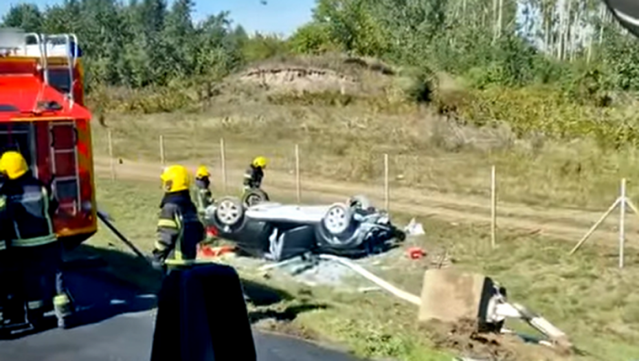 Teška nesreća na putu Novi Sad – Beograd: Automobil sleteo s puta i prevrnuo se