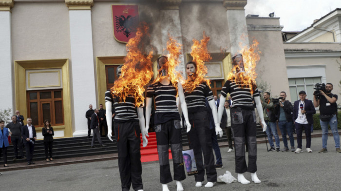 Ponovo protest ispred albanskog Parlamenta: Opozicioni poslanici palili figure političara