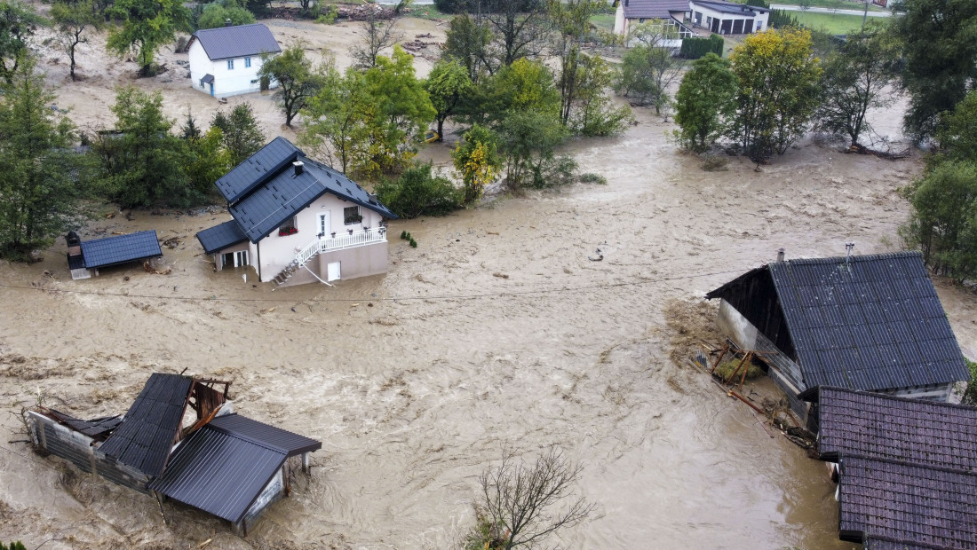 Apokaliptični prizori iz Bosne i Hercegovine: Ulice pretvorene u reke, automobili plutaju (FOTO)