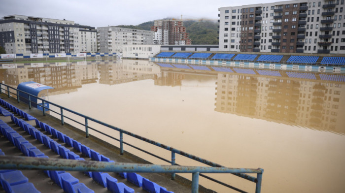 Nove fotografije iz ugroženih područja u BiH: Automobili koji plivaju, poplavljeni stadioni, vodopadi na ulicama