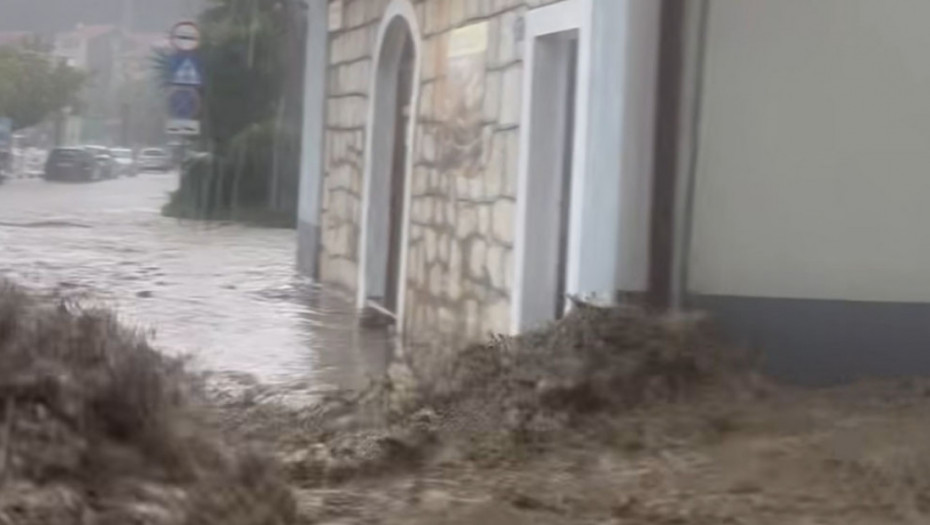 Poplave se sručile na Makarsku: Bujice tutnje niz planinu i nose sve pred sobom, voda "izvire" iz kuća (VIDEO)