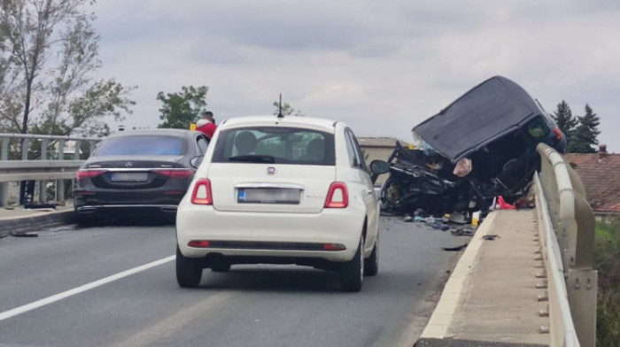 Teška saobraćajna nezgoda kod Bačkog Petrovca: Preminula žena, povređeni muškarac zadržan u bolnici (FOTO)