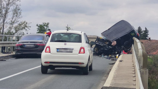 Teška saobraćajna nezgoda kod Bačkog Petrovca: Preminula žena, povređeni muškarac zadržan u bolnici (FOTO)