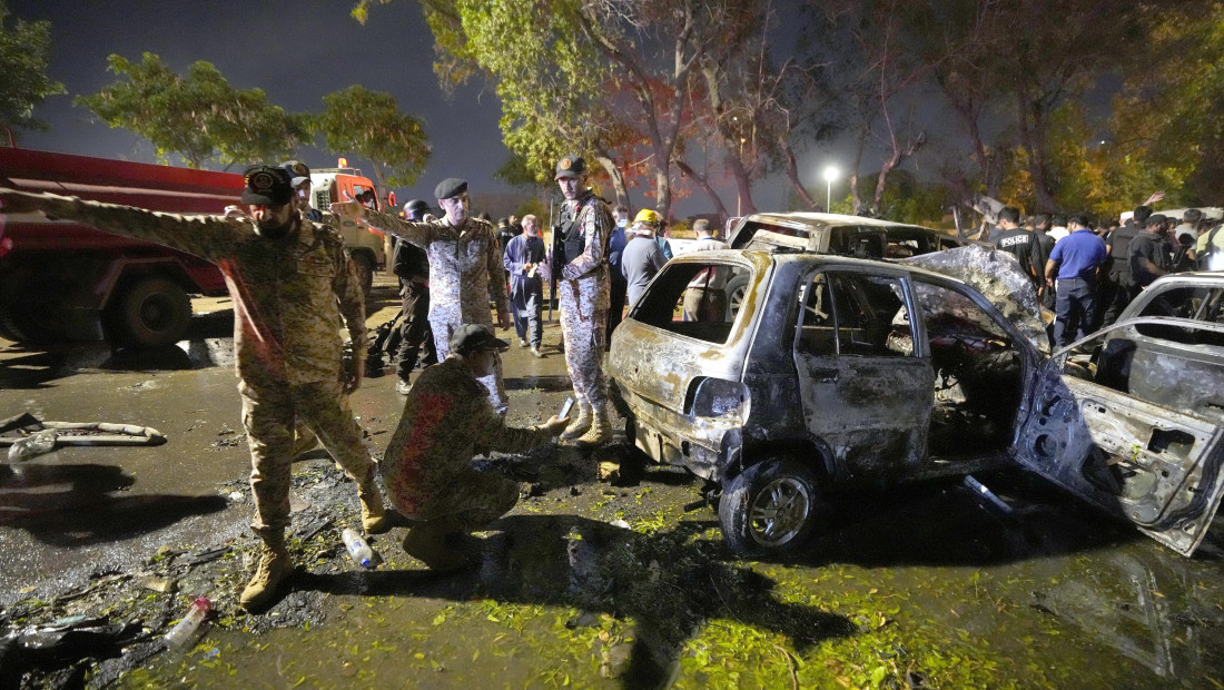 U eksploziji u gradu Karačiju u Pakistanu poginuo strani državljanin, povređeno najmanje 10 osoba (FOTO)