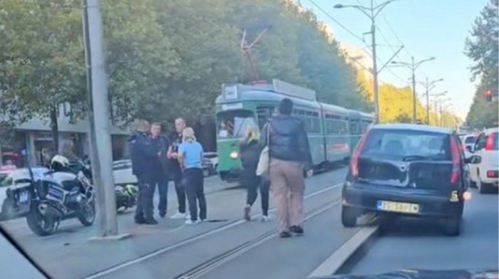 Oboren motociklista kod Vukovog spomenika: Sudar izazvao zastoj u Bulevaru kralja Aleksandra (VIDEO)