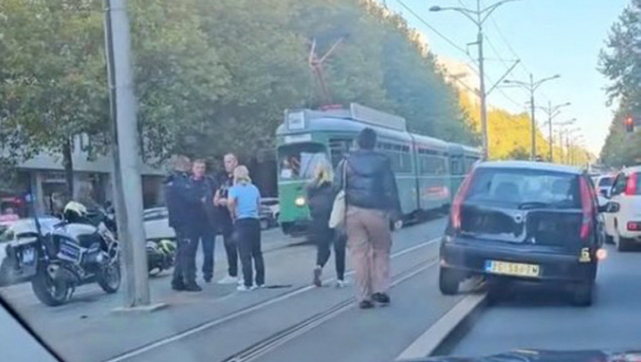 Oboren motociklista kod Vukovog spomenika: Sudar izazvao zastoj u Bulevaru kralja Aleksandra (VIDEO)