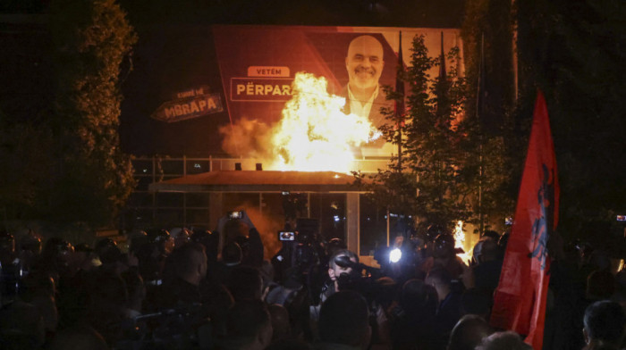 Tenzije u Tirani: Sukob na protestu opozicije, demonstranti bacili molotovljeve koktele na policiju