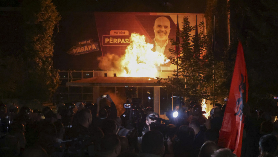 Tenzije u Tirani: Sukob na protestu opozicije, demonstranti bacili molotovljeve koktele na policiju