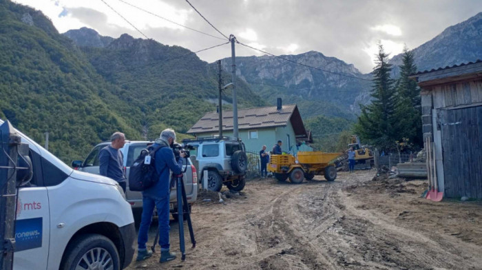 Radovi na raščišćavanju puteva u Jablanici, na terenu pripadnici vojske BiH, stanovnicima dostavljena hrana i lekovi