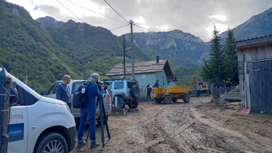 Radovi na raščišćavanju puteva u Jablanici, na terenu pripadnici vojske BiH, stanovnicima dostavljena hrana i lekovi