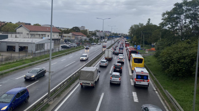 AMSS: Oprez zbog odrona, kamioni na graničnim prelazima čekaju najviše tri sata