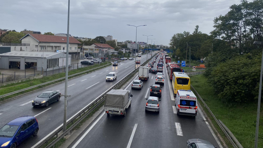 AMSS: Zbog magle na putevima u jutarnjim satima vozačima se savetuje oprezna vožnja