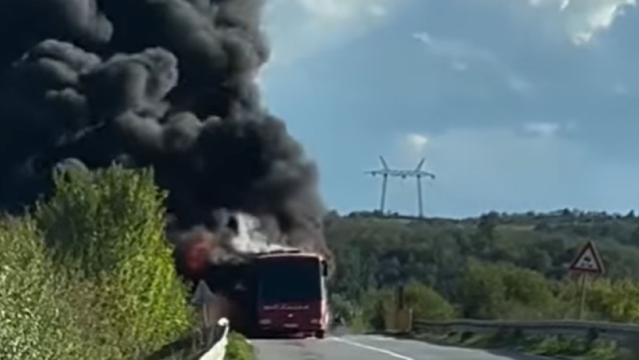 Zapalio se autobus na putu Smederevo-Malo Orašje, vatrogasne službe gase požar (VIDEO)