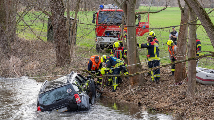 Automobil sa najmanje tri osobe sleteo noćas u reku Bosnu