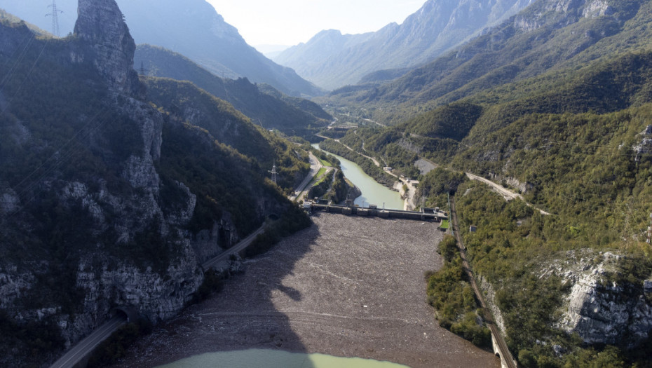 Reka neprepoznatljiva: Tone smeća na Neretvi nakon poplava i klizišta u BiH (FOTO)