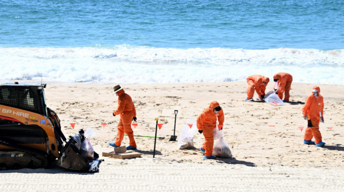 Misteriozne crne loptice isplivale na obalu Sidneja: Sumnja se da su otrovne, sve plaže zatvorene