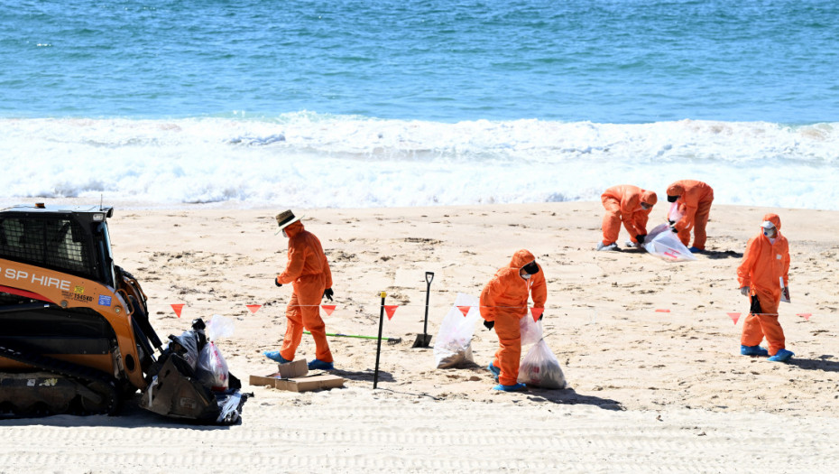 Misteriozne crne loptice isplivale na obalu Sidneja: Sumnja se da su otrovne, sve plaže zatvorene