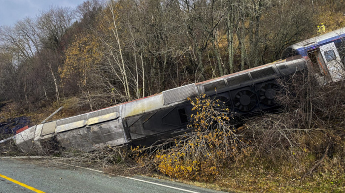 Voz iskliznuo iz šina u Norveškoj: Poginula najmanje jedna osoba, povređeno nekoliko putnika ( FOTO)