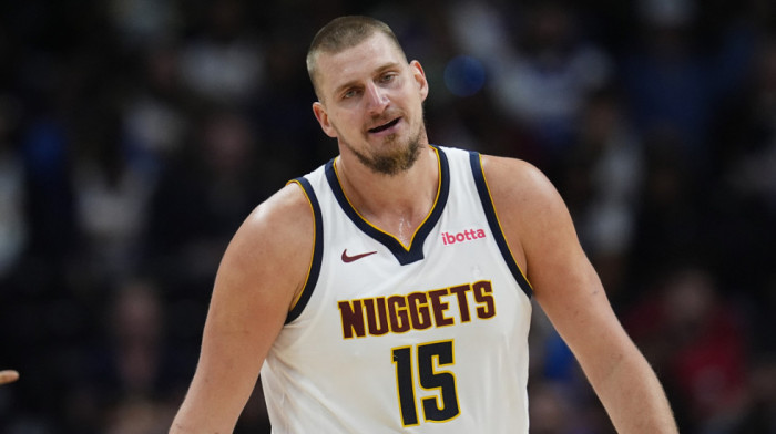 Nikola Jokić silovito započeo novu sezonu NBA lige, ali njegov "tripl-dabl" nije pomogao Denveru da izbegne poraz