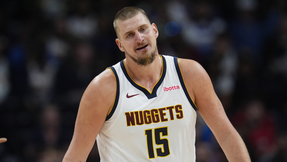 Nikola Jokić silovito započeo novu sezonu NBA lige, ali njegov "tripl-dabl" nije pomogao Denveru da izbegne poraz