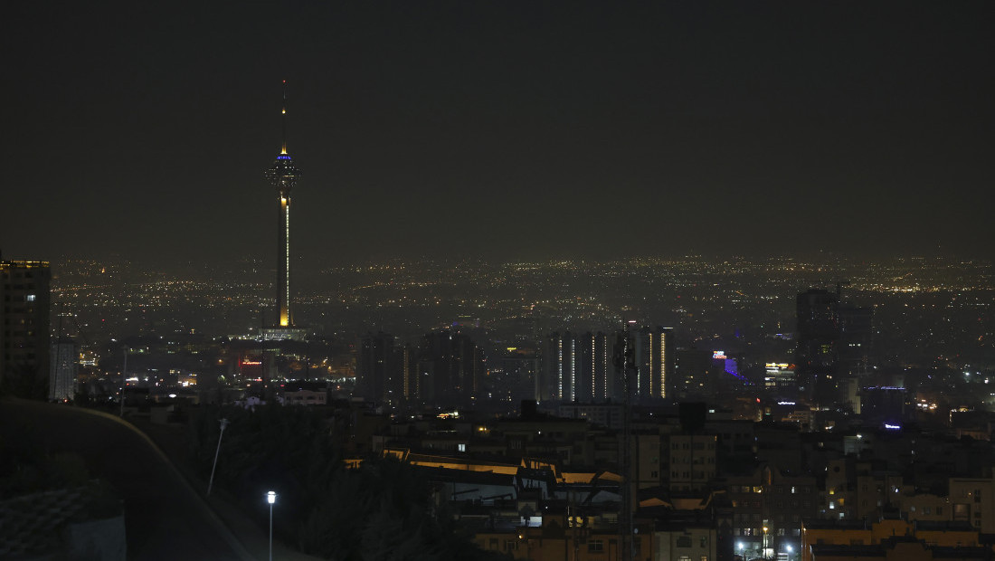 Iran na presudnoj raskrsnici: U Teheranu se jedni podsmevaju Izraelu, a drugi bi da uzvrate još jače