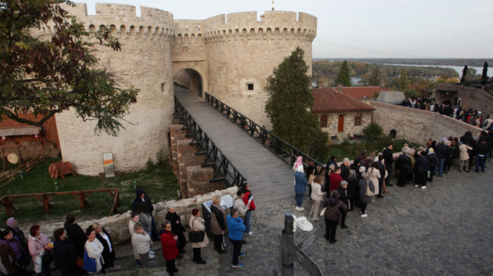 Veliki broj građana na Kalemegdanu čeka da uđe u kapelu Svete Petke