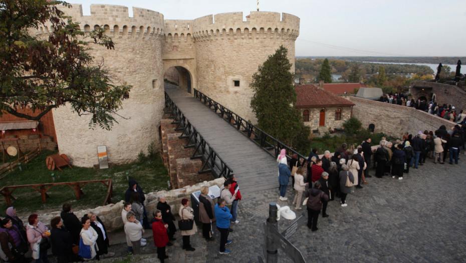 Veliki broj građana na Kalemegdanu čeka da uđe u kapelu Svete Petke