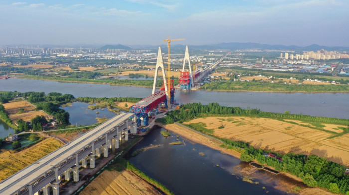 U Kini postavljen poslednji segment najdužeg drumskog mosta iznad železničke pruge