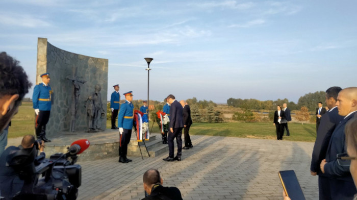 Vučić i Šujok u Čurugu položili vence na Spomenik pomirenja i u Muzeju žrtava racije