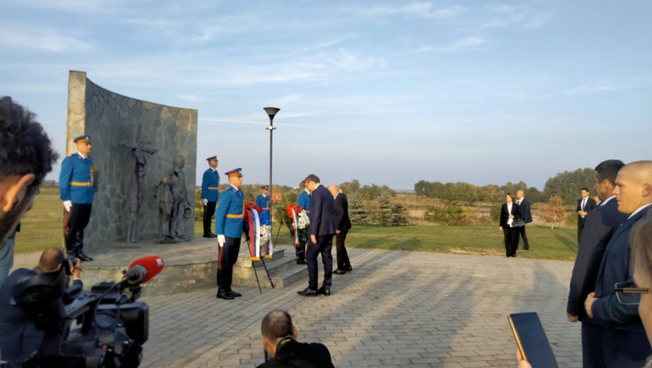 Vučić i Šujok u Čurugu položili vence na Spomenik pomirenja i u Muzeju žrtava racije