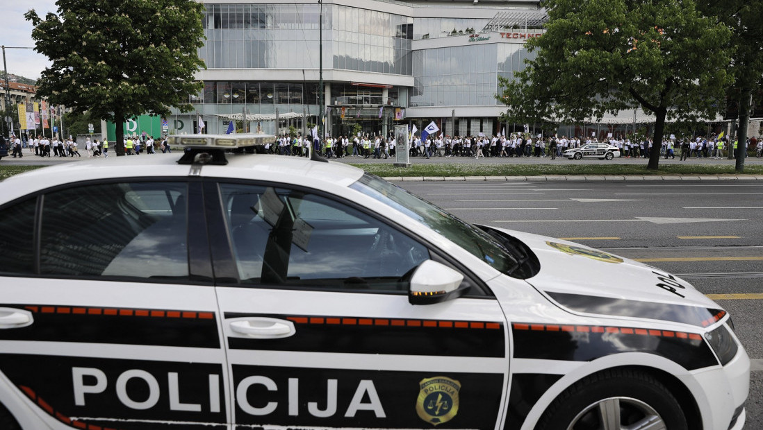 Pucnjava iz automobila na Ilidži: Ranjeni muškarac (44) hospitalizovan, policija na terenu