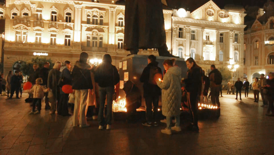 Građani pale sveće kod Železničke stanice, na Trgu Slobode zastave spuštene na pola koplja